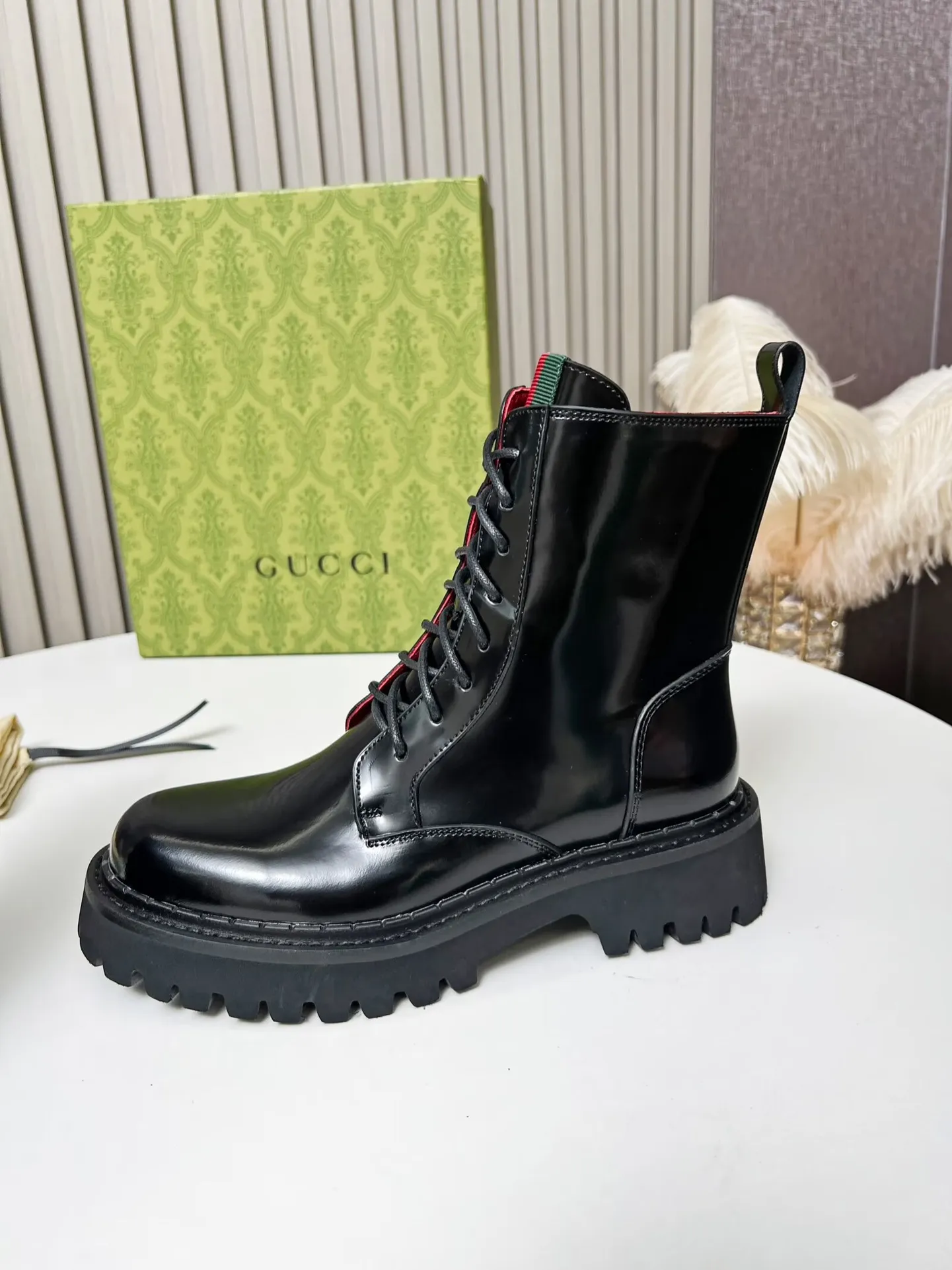 👟👟Ex-factory price 620👟👟 2025 latest version of Gucci GUCCI versatile strappy Martin boots, easy to put on and take off 'Branded webbing color matching Heel height: 5cm Fabric: cowhide/open edge beads Inner/foot pads: red cowhide 🐂 The outsole is made of foam outsole Color: black Code number: 34-40. 34 and 41 42 need to be customized Packaging: Comes with card and cloth bag.